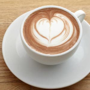Nyt en kopp kaffe i kafeen