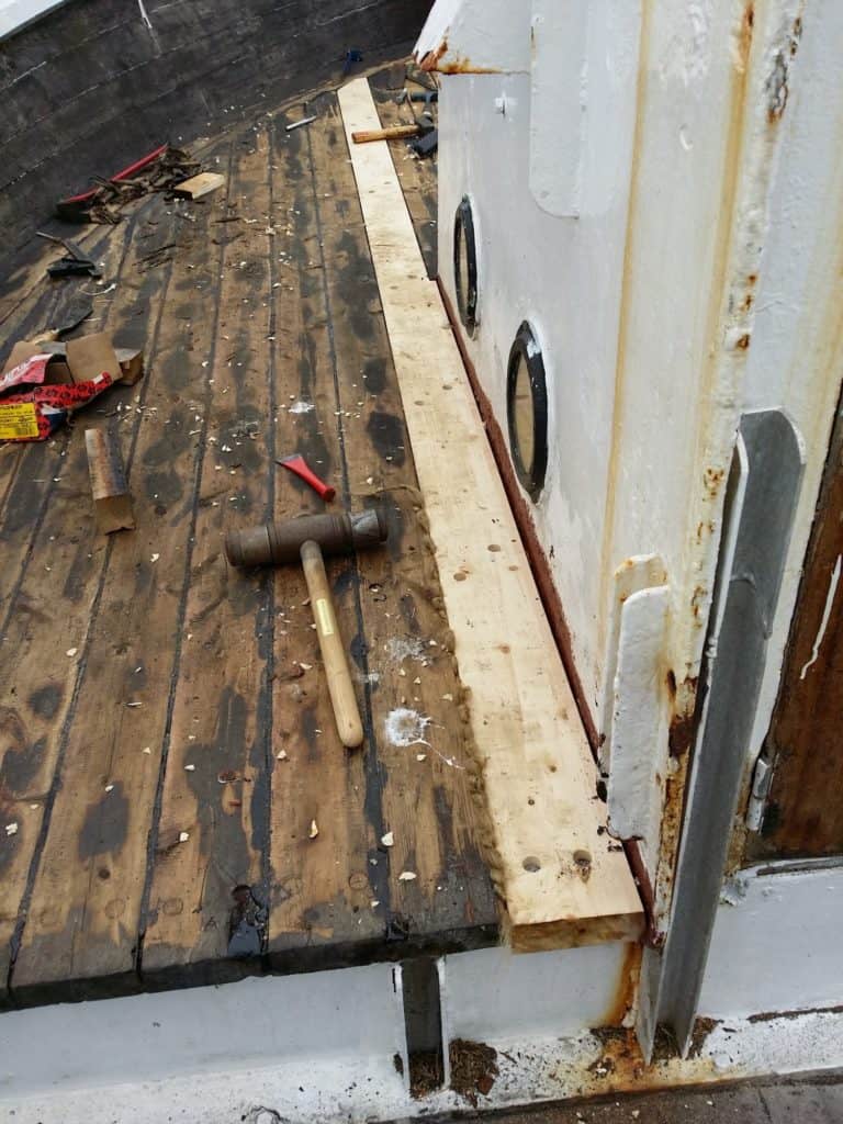 Ny dekksplank (furu) er montert og dekk er delvis drevet på nyt.