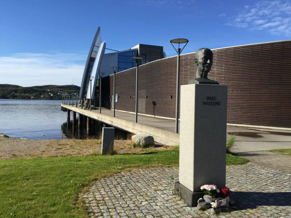 Statue av Paul Woxeng, Kystmuseet Rørvik